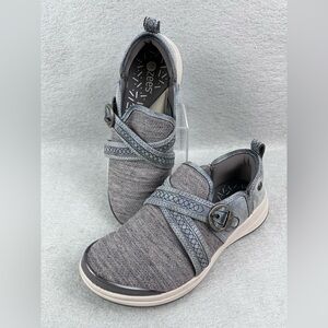 BZees Women's Indigo Loafer in Grey Diamond Dip Fabric Size 8W
